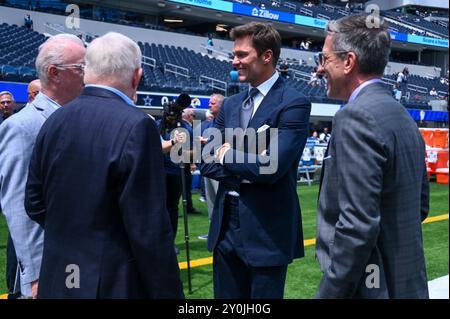 Tom Brady s'entretient avec le propriétaire des Dallas Cowboys, Jerry Jones, avant un match de pré-saison de la NFL, le dimanche 11 août 2024, à Inglewood, Etalonnage Les Rams de Los Angeles Banque D'Images