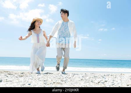 Le couple holding hands on beach Banque D'Images