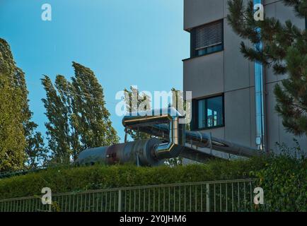A attaché à l'immeuble de bureaux dans le système de chauffage industriel pour le chauffage urbain extérieur, qui est équipé de tuyaux en acier inoxydable Banque D'Images