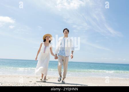 Le couple holding hands on beach Banque D'Images