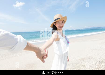 Le couple holding hands on beach Banque D'Images