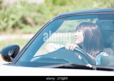 Femme au siège du conducteur Banque D'Images