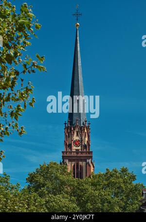 La tour de l'église sous le ciel dégagé de l'église évangélique des trois Rois à Francfort Banque D'Images