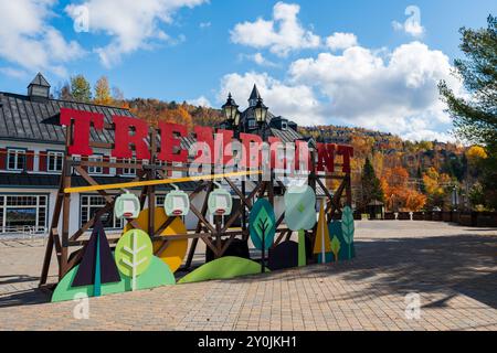 Mont-Tremblant, Québec, Canada - 14 octobre 2022 : Station de ski Mont Tremblant en automne jour ensoleillé. Banque D'Images