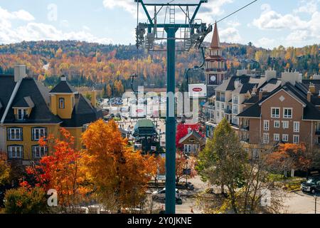 Station de ski de Mont Tremblant paysage d'érables d'automne. Visite en télécabine Cabriolet par jour ensoleillé. Mont-Tremblant, Québec, Canada. Banque D'Images