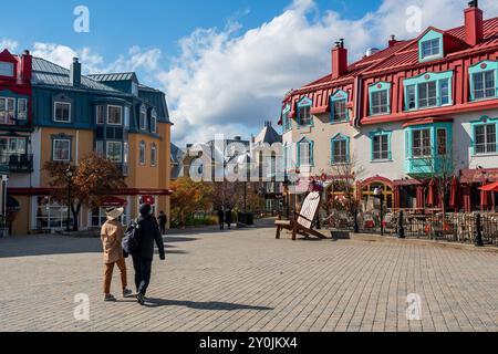 Mont-Tremblant, Québec, Canada - 14 octobre 2022 : Village piétonnier de la station de ski Mont-Tremblant en automne par jour ensoleillé. Banque D'Images