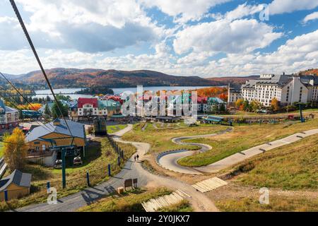 Paysage d'automne de la station de ski de Mont Tremblant. Visite en téléphérique panoramique Gondola en journée ensoleillée. Mont-Tremblant, Québec, Canada. Banque D'Images