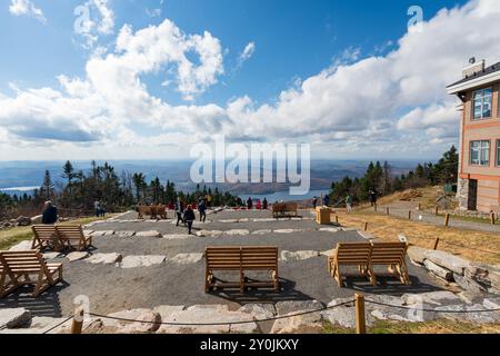 Les gens apprécient le paysage automnal du sommet du Mont Tremblant des Laurentides. Lac Tremblant. Mont-Tremblant, Québec, Canada Banque D'Images