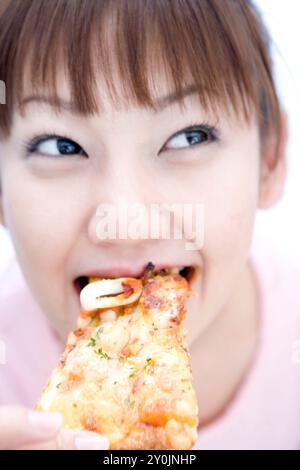 Woman Eating Pizza Banque D'Images