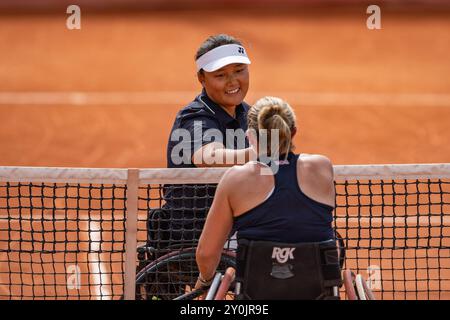 Paris, France. 2 septembre 2024. Li Xiaohui (arrière) de Chine salue Lucy Shuker de Grande-Bretagne après la 2e ronde de tennis en fauteuil roulant féminin aux Jeux paralympiques de Paris 2024 à Paris, France, le 2 septembre 2024. Crédit : Huang Wei/Xinhua/Alamy Live News Banque D'Images