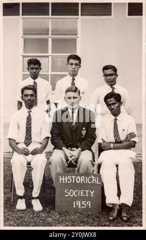 La Société historique de Victoria School de 1959 à Singapour avec M.R. Robert Barker qui était un professeur d'histoire de Grande-Bretagne Banque D'Images