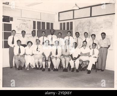 Certains des professeurs de l'école Victoria à Singapour posent pour un portrait de groupe au milieu des années 1950, y compris Mr. R.G. Barker à l'extrême gauche Banque D'Images