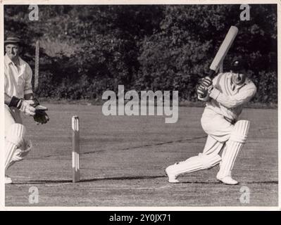 R.G. Barker frappant un quatre dans un match. Barker avait joué pour le Churcher's College, l'Université de Cambridge, Singapore C.C. et les écoliers du Hampshire Banque D'Images