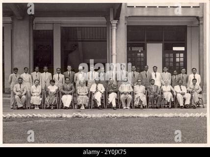 Les professeurs de l'école Victoria à Singapour posent pour un portrait de groupe au milieu des années 1950 avec Mr. R.G. Barker qui est 8ème à partir de la gauche sur la rangée arrière Banque D'Images