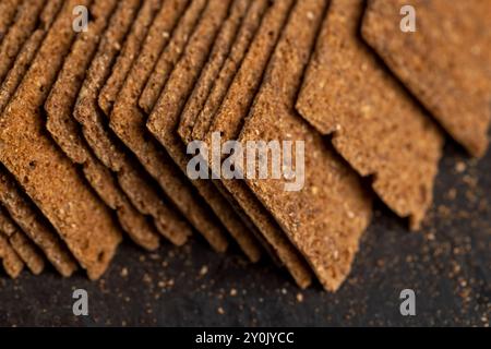 Mince pain de farine de seigle croustillant avec son, cuit à partir de farine de seigle dur et pain croustillant Banque D'Images