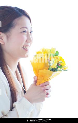 Femme souriante avec un bouquet Banque D'Images