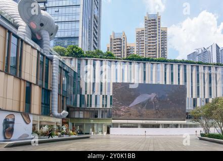 Shenzhen, Chine - 02 septembre 2024 : Une grande sculpture gonflable d'éléphant pend au-dessus de l'entrée d'un centre commercial à Shenzhen, Chine. Le Mixc i. Banque D'Images