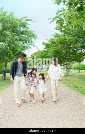 Famille japonaise marchant main dans la main Banque D'Images