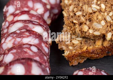 tranches de pain de seigle noir avec graines de tournesol, délicieux pain frais pour saucisse avec graines Banque D'Images