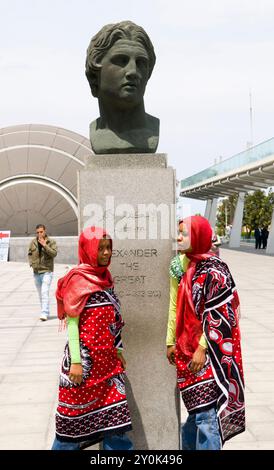 Touriste des îles Comores posant près de la sculpture d'Alexandre le grand à Alexandrie, Egypte. Banque D'Images