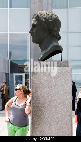 Touriste posant devant une statue d'Alexandre le Grand près de la bibliothèque à Alexandrie, Egypte. Banque D'Images