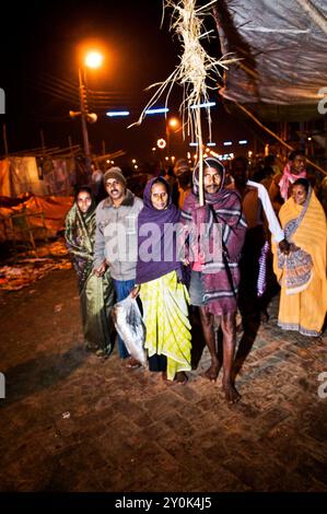 Pèlerins hindous au Gangasagar Mela, Bengale occidental, Inde. Banque D'Images