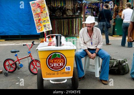 Vente de glace et de boissons froides dans le marché coloré du week-end près de la tour de télévision dans la capitale Brasilia. Banque D'Images