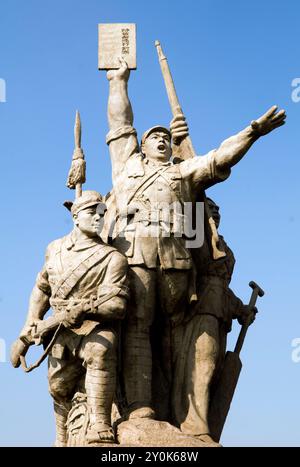 La statue de ce parti communiste des travailleurs est sur le premier pont sur la rivière Yangtze, à Nanjing, Jiangsu, Chine. Banque D'Images