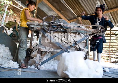 Lanterne Yao femmes préparant des fils pour le tissage dans le nord du Laos. Banque D'Images