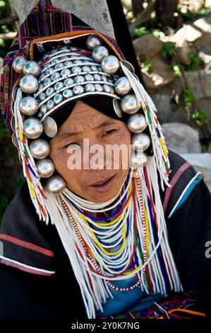 Portrait d'une femme Akha portant sa robe traditionnelle et sa coiffure. Photo prise dans le Triangle d'Or dans le nord de la Thaïlande. Banque D'Images