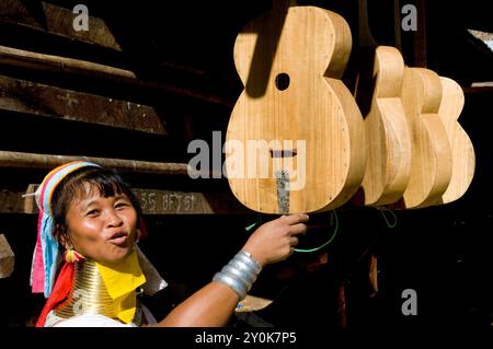 Une femme Kyan dans un camp de réfugiés en Thaïlande à la frontière du Myanmar. Banque D'Images