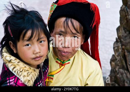 Une femme Lauchung Akha / Hani et sa fille. Banque D'Images