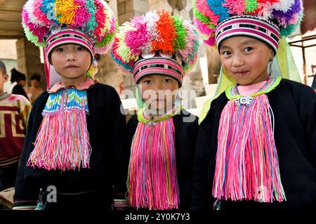 Mignonnes filles Yao habillées dans une robe traditionnelle. Banque D'Images