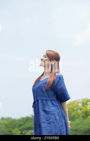 Le ciel bleu et une japonaise souriante Banque D'Images
