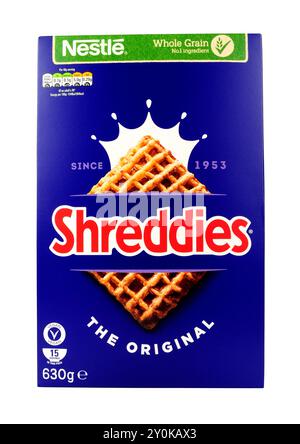Nestlé original shreddies petit déjeuner céréales maltées enrichies de blé entier dans une boîte de 630 g. Banque D'Images