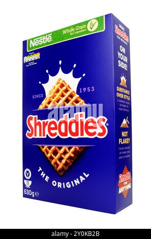 Nestlé original shreddies petit déjeuner céréales maltées enrichies de blé entier dans une boîte de 630 g. Banque D'Images