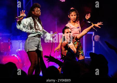 MICHAEL SEBASTAIN AND FRIENDS, CHI WALLAHS, 2024 : collection de musique de danse Michael Sebastian & Friends jouent un set de danse énergique avec des danseurs de scène dans une tente bondée sur la scène Chai Wallahs au Green Man Festival 2024 à Brecon, pays de Galles, Royaume-Uni le 16 août 2024. Photo : Rob Watkins Banque D'Images