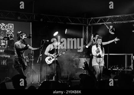 MICHAEL SEBASTAIN AND FRIENDS, CHI WALLAHS, 2024 : collection de musique de danse Michael Sebastian & Friends jouent un set de danse énergique avec des danseurs de scène dans une tente bondée sur la scène Chai Wallahs au Green Man Festival 2024 à Brecon, pays de Galles, Royaume-Uni le 16 août 2024. Photo : Rob Watkins Banque D'Images