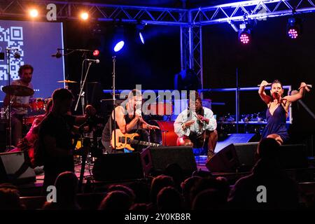 MICHAEL SEBASTAIN AND FRIENDS, CHI WALLAHS, 2024 : collection de musique de danse Michael Sebastian & Friends jouent un set de danse énergique avec des danseurs de scène dans une tente bondée sur la scène Chai Wallahs au Green Man Festival 2024 à Brecon, pays de Galles, Royaume-Uni le 16 août 2024. Photo : Rob Watkins Banque D'Images