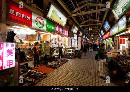 Tourisme à l'avant du magasin au marché nocturne de Huaxi Street Banque D'Images