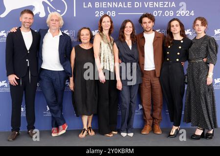 Santiago Fondevila, Tommaso Ragno, Orietta Notari, Maura Delpero, Roberta Rovelli, Martina Scrinzi, Giuseppe de Domenico, Sara Serraiocco und Carlotta Gamba beim Photocall zum Kinofilm 'Vermiglio' auf der Biennale di Venezia 2024 / 81. Internationale Filmfestspiele von Venedig im Palazzo del Casino. Venedig, 02.09.2024 Banque D'Images