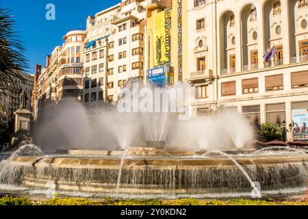 La Fuente de la Plaza del Ayuntamiento (fontaine de la place de la mairie), également connue sous le nom de place du Conseil, Valence, Espagne. Banque D'Images