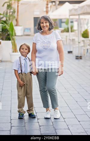 Beau petit garçon mode, enfant en costume et cravate, visite Monaco pour des journées mode, profitant de l'été à Monaco Monte Carlo Banque D'Images