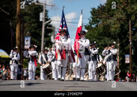 Massachusetts, États-Unis. 2 septembre 2024. Les gens participent à un défilé de la fête du travail à Marlborough, Massachusetts, États-Unis, le 2 septembre 2024. Crédit : Ziyu Zhu/Xinhua/Alamy Live News Banque D'Images