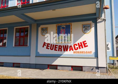 Waltershausen, Allemagne - 10 juin 2023 : la fresque murale frappante de Feuerwache à Waltershausen capture l'essence de la culture locale, avec des couleurs vives Banque D'Images