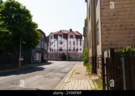 Waltershausen, Allemagne - 10 juin 2023 : marcher dans les rues pittoresques de Waltershausen, Allemagne, on peut profiter des bâtiments inondés de soleil et inv Banque D'Images