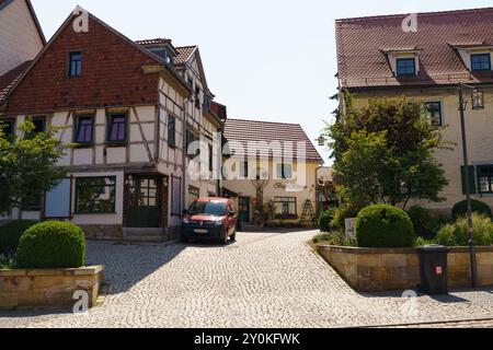 Waltershausen, Allemagne - 10 juin 2023 : promenez-vous dans les rues pittoresques de Waltershausen, où les maisons traditionnelles à colombages rencontrent des Banque D'Images