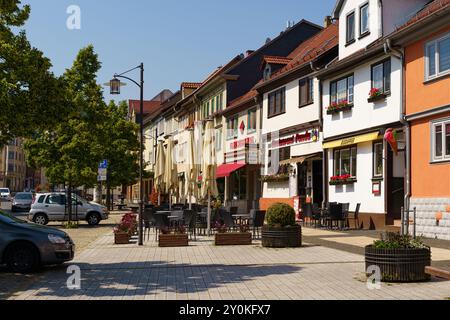 Waltershausen, Allemagne - 10 juin 2023 : les visiteurs se promènent dans les rues animées de Waltershausen, où les délicieux cafés invitent à la détente. Coloré Banque D'Images