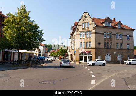 Waltershausen, Allemagne - 10 juin 2023 : un coin pittoresque de Waltershausen révèle des cafés animés et des bâtiments animés sous l'après-midi lumineux Banque D'Images