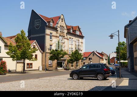 Waltershausen, Allemagne - 10 juin 2023 : une rue pittoresque de Waltershausen est illuminée par le soleil chaud de l'été, mettant en valeur un magnifique bâtiment historique Banque D'Images